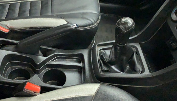 2018 Maruti Vitara Brezza LDI (O), Diesel, Manual, 22,248 km, Gear lever - Boot Cover minor damage