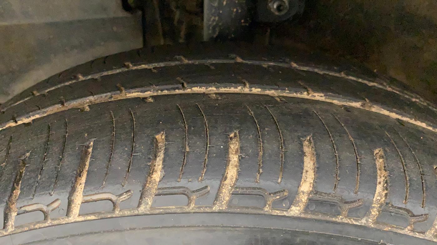 2016 Mahindra Kuv100 K8 6 STR, Petrol, Manual, 24,964 km, Left Front Tyre Tread
