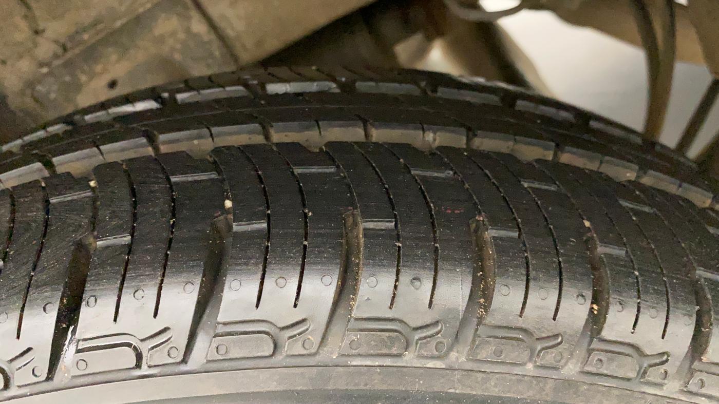 2016 Mahindra Kuv100 K8 6 STR, Petrol, Manual, 24,964 km, Left Rear Tyre Tread