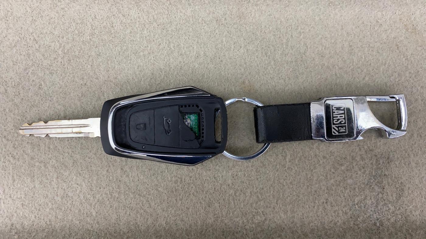 2016 Mahindra Kuv100 K8 6 STR, Petrol, Manual, 24,964 km, Key Close Up