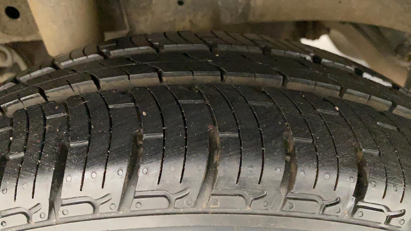 2016 Mahindra Kuv100 K8 6 STR, Petrol, Manual, 24,964 km, Right Rear Tyre Tread
