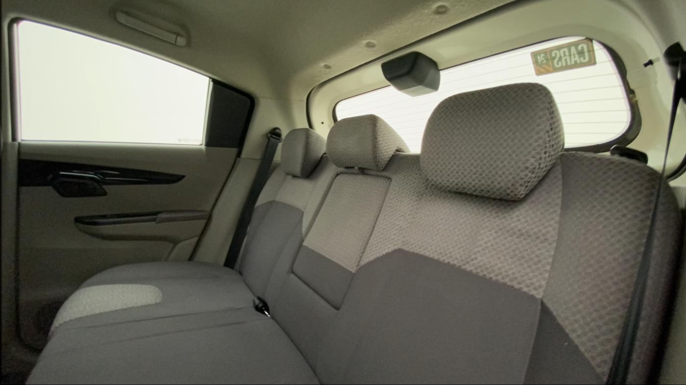 2016 Mahindra Kuv100 K8 6 STR, Petrol, Manual, 24,964 km, Right Side Rear Door Cabin