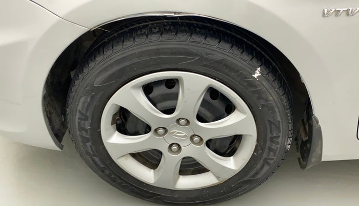 2011 Hyundai Verna FLUIDIC 1.6 VTVT EX, Petrol, Manual, 55,695 km, Left front tyre - Minor crack