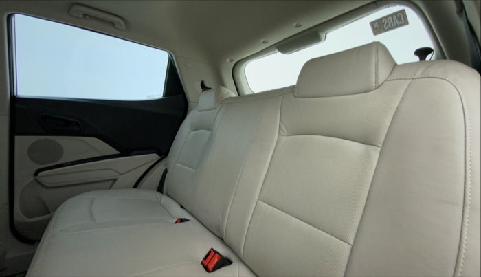 2022 Mahindra XUV300 W6 1.2 PETROL AMT, Petrol, Automatic, 10,007 km, Right Side Rear Door Cabin