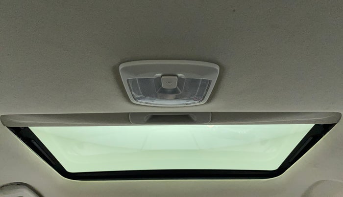 2022 Mahindra XUV300 W6 1.2 PETROL AMT, Petrol, Automatic, 10,007 km, Moonroof/ Sunroof