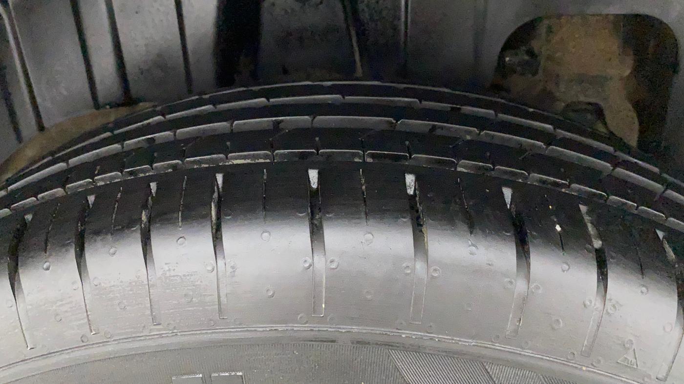 2022 Mahindra XUV300 W6 1.2 PETROL AMT, Petrol, Automatic, 10,007 km, Right Rear Tyre Tread