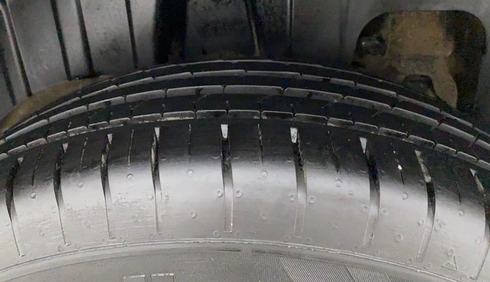 2022 Mahindra XUV300 W6 1.2 PETROL AMT, Petrol, Automatic, 10,007 km, Right Rear Tyre Tread