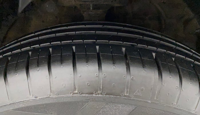 2022 Mahindra XUV300 W6 1.2 PETROL AMT, Petrol, Automatic, 10,007 km, Right Front Tyre Tread