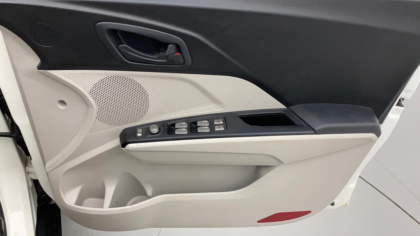 2022 Mahindra XUV300 W6 1.2 PETROL AMT, Petrol, Automatic, 10,007 km, Driver Side Door Panels Control