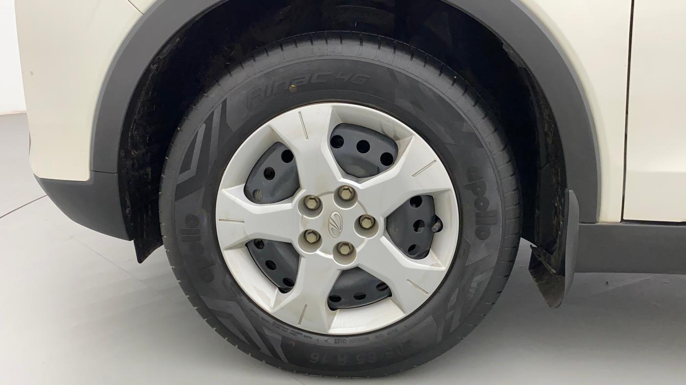 2022 Mahindra XUV300 W6 1.2 PETROL AMT, Petrol, Automatic, 10,007 km, Left Front Wheel
