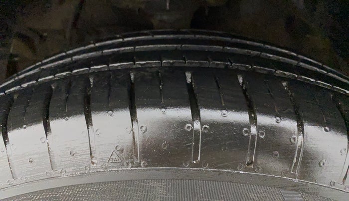 2022 Mahindra XUV300 W6 1.2 PETROL AMT, Petrol, Automatic, 10,007 km, Left Front Tyre Tread