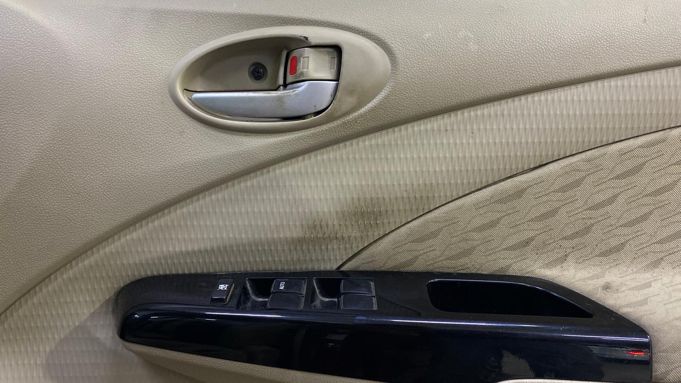 2019 Toyota Etios Liva V, CNG, Manual, 68,220 km, Driver Side Door Panels Control