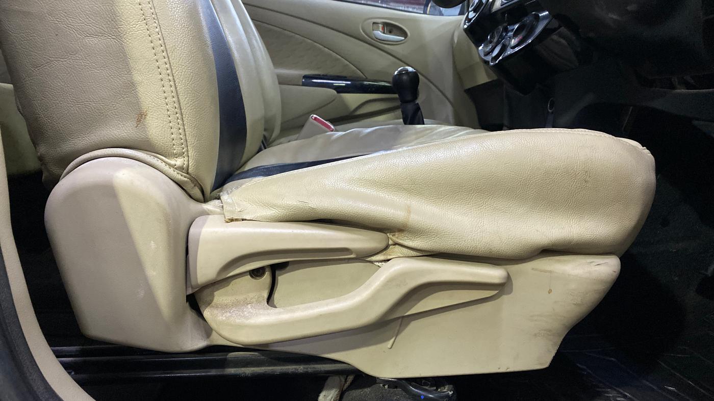 2019 Toyota Etios Liva V, CNG, Manual, 68,220 km, Driver Side Adjustment Panel