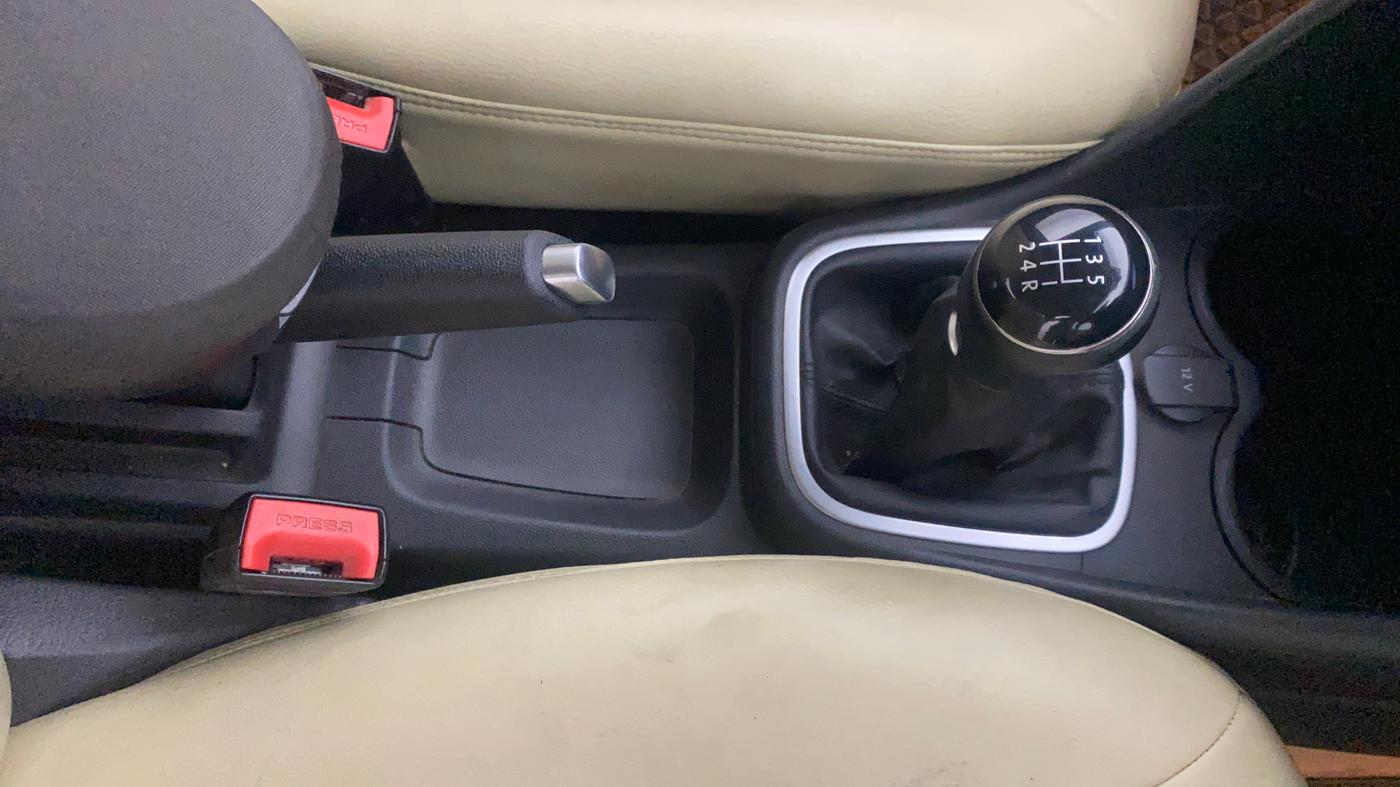 2019 Volkswagen Polo HIGHLINE PLUS 1.0 16 ALLOY, Petrol, Manual, 38,883 km, Gear Lever