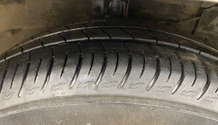 2016 Maruti Ciaz VDI+ SHVS, Diesel, Manual, 68,371 km, Right Front Tyre Tread