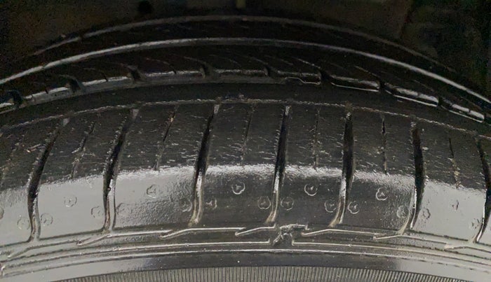 2014 Maruti Ertiga VXI CNG, CNG, Manual, 77,604 km, Left Rear Tyre Tread
