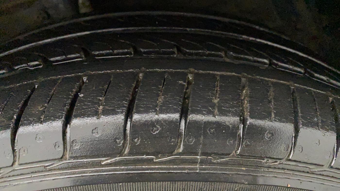 2014 Maruti Ertiga VXI CNG, CNG, Manual, 77,604 km, Left Front Tyre Tread
