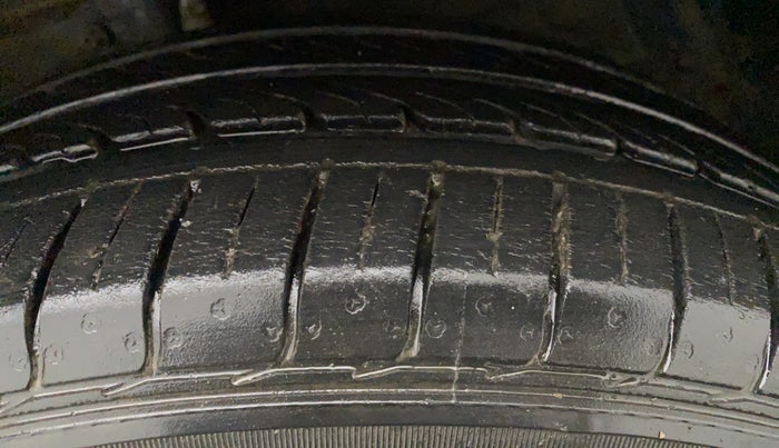 2014 Maruti Ertiga VXI CNG, CNG, Manual, 77,604 km, Left Front Tyre Tread