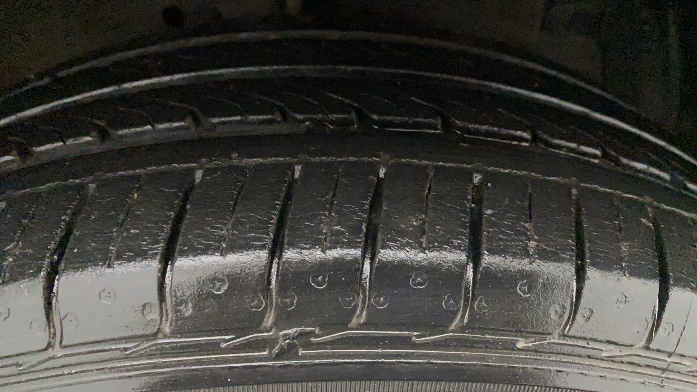 2014 Maruti Ertiga VXI CNG, CNG, Manual, 77,604 km, Right Front Tyre Tread