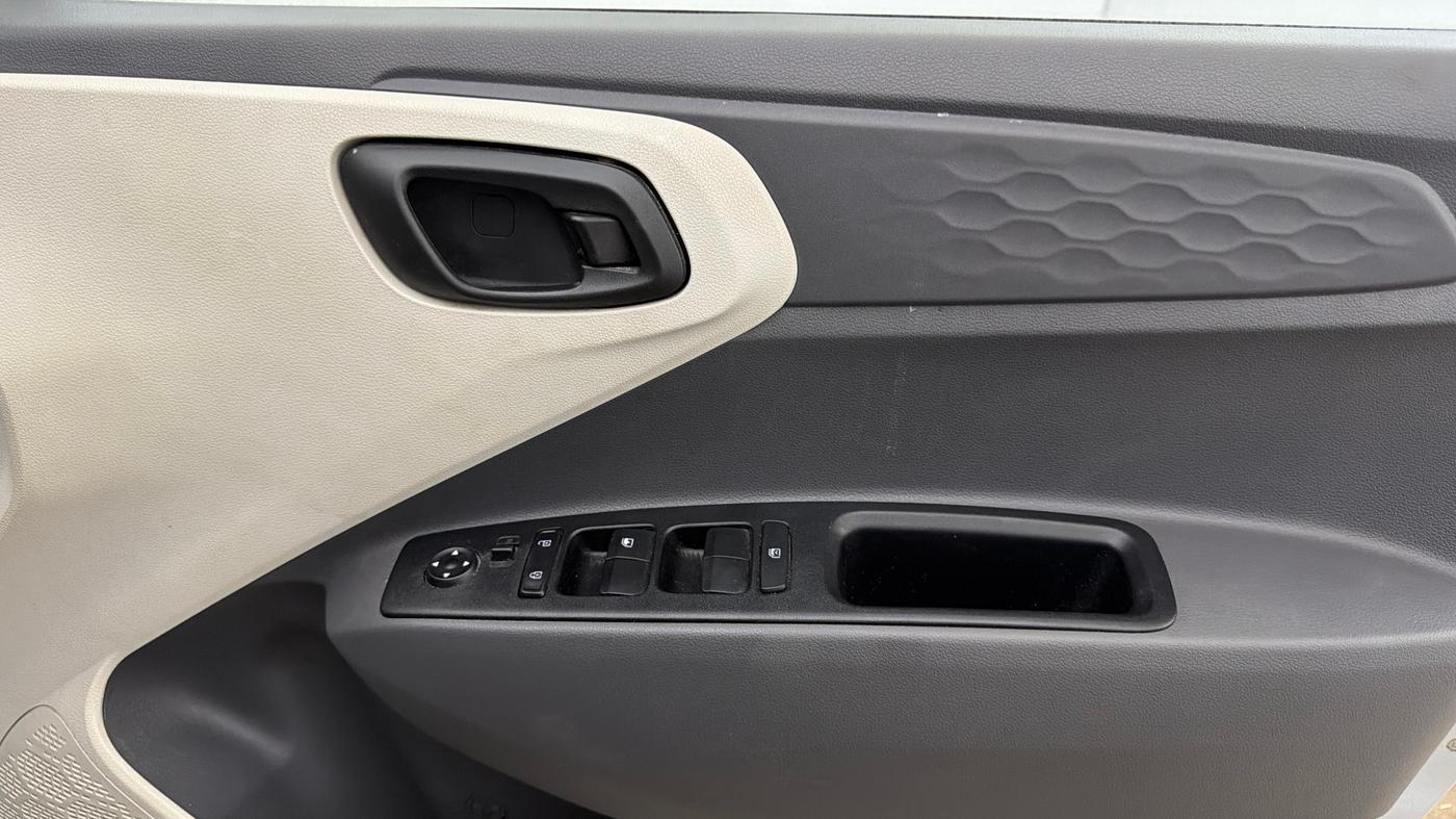 2021 Hyundai AURA S 1.2 CNG, CNG, Manual, 24,253 km, Driver Side Door Panels Control