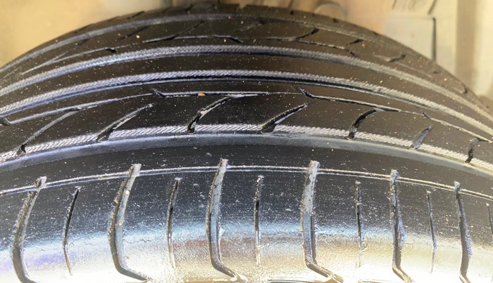 2018 Maruti Ciaz ALPHA  AT 1.4  PETROL, Petrol, Automatic, 1,17,104 km, Right Front Tyre Tread