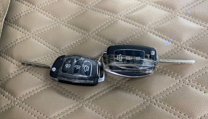 2014 Hyundai Verna FLUIDIC 1.6 CRDI SX, Diesel, Manual, 1,04,935 km, Key Close Up