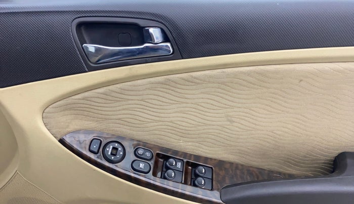 2014 Hyundai Verna FLUIDIC 1.6 CRDI SX, Diesel, Manual, 1,04,935 km, Driver Side Door Panels Control