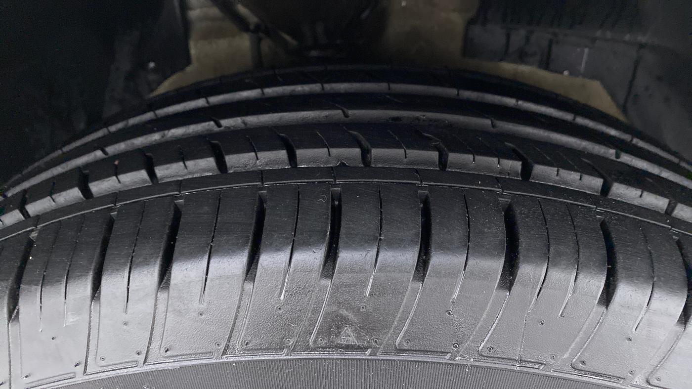 2017 Mahindra XUV500 W10 FWD, Diesel, Manual, 64,140 km, Right Front Tyre Tread
