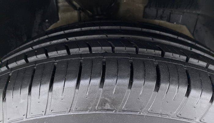 2017 Mahindra XUV500 W10 FWD, Diesel, Manual, 64,140 km, Right Front Tyre Tread