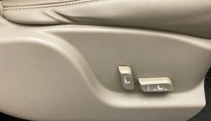 2017 Mahindra XUV500 W10 FWD, Diesel, Manual, 64,140 km, Driver Side Adjustment Panel
