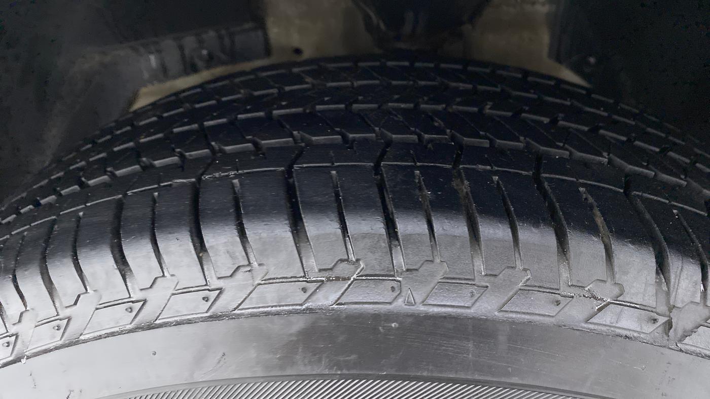 2017 Mahindra XUV500 W10 FWD, Diesel, Manual, 64,140 km, Left Front Tyre Tread