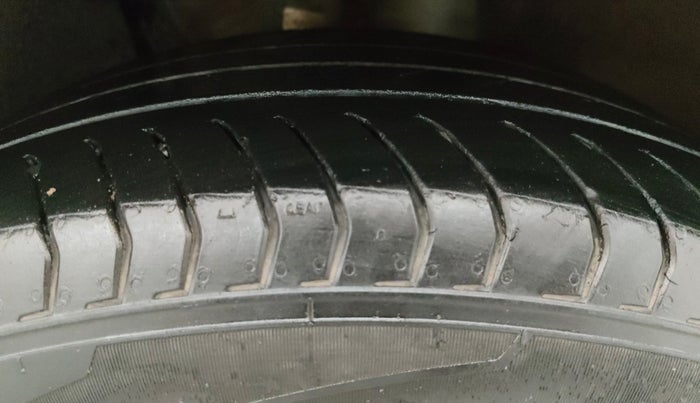 2023 Volkswagen TAIGUN  Topline 1.0 TSI AT (Electric Seats), Petrol, Automatic, 28,732 km, Right Front Tyre Tread