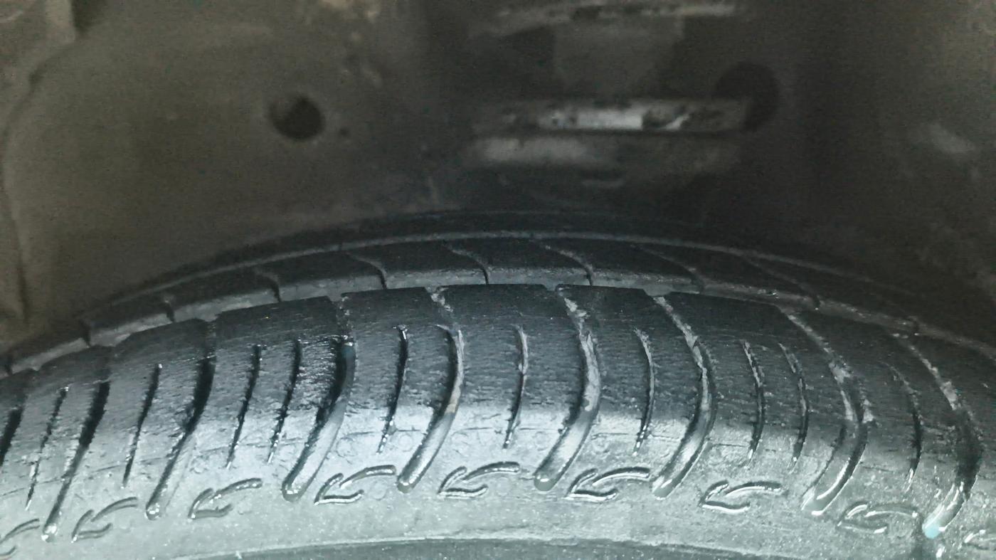 2017 Maruti Wagon R 1.0 VXI, CNG, Manual, 1,12,763 km, Left Front Tyre Tread