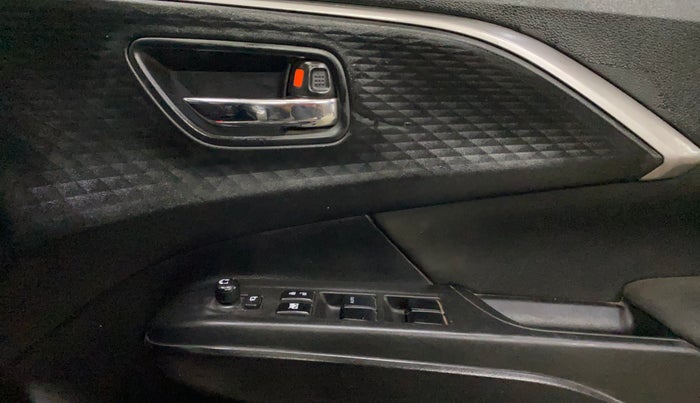 2024 Maruti Swift ZXI PLUS, Petrol, Manual, 30,085 km, Driver Side Door Panels Control