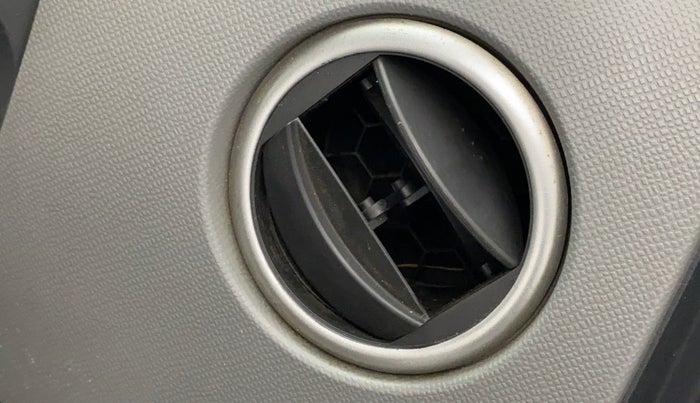 2010 Maruti Wagon R 1.0 VXI, Petrol, Manual, 69,158 km, AC Unit - Front vent has minor damage