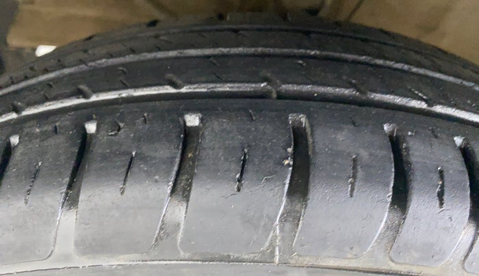 2018 Maruti Swift LXI D, Petrol, Manual, 32,633 km, Left Front Tyre Tread