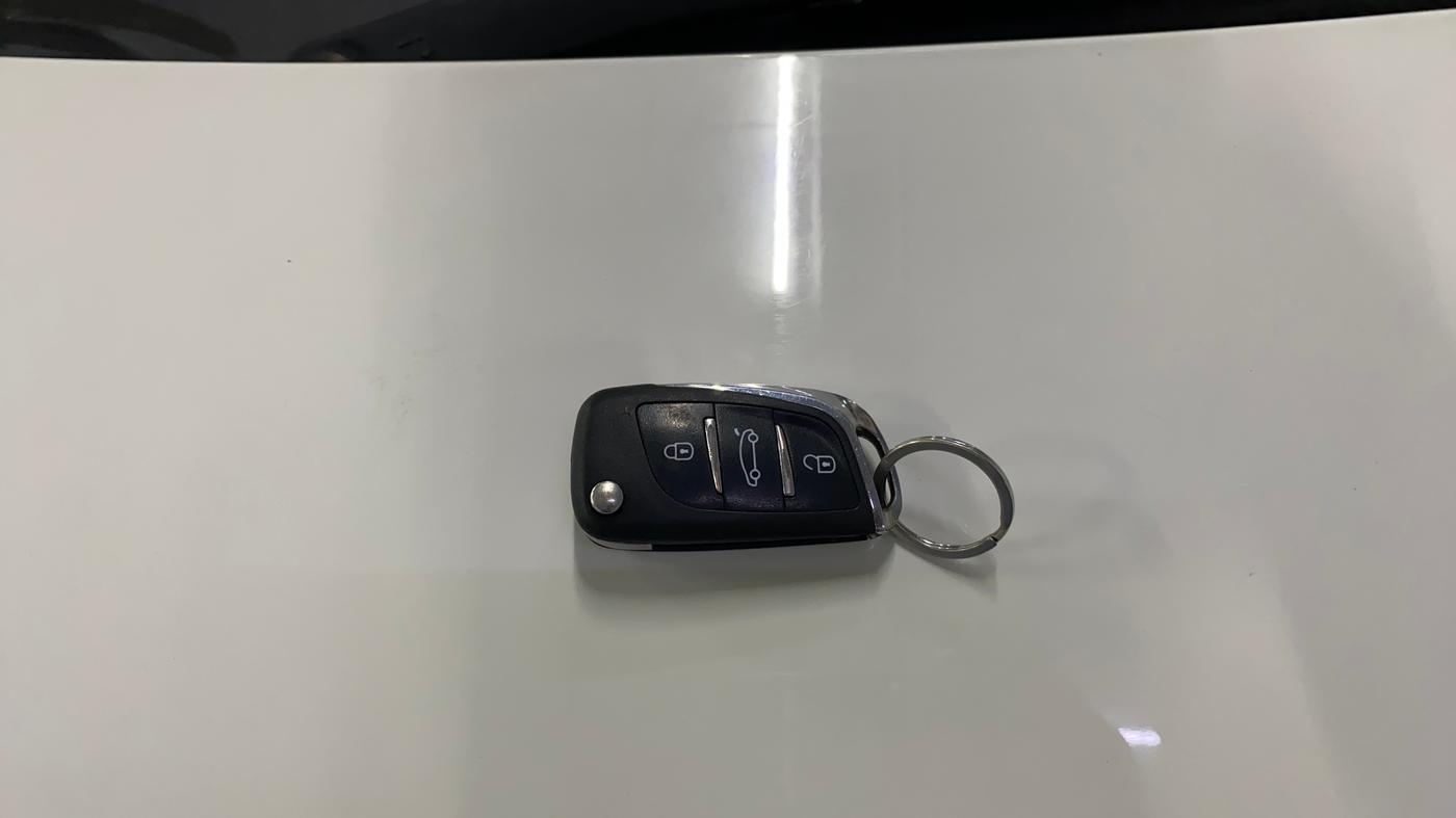 2016 Hyundai i10 SPORTZ 1.1, Petrol, Manual, 63,095 km, Key Close Up