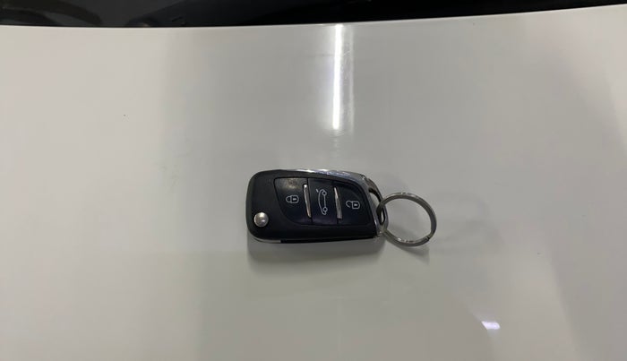 2016 Hyundai i10 SPORTZ 1.1, Petrol, Manual, 63,077 km, Key Close Up