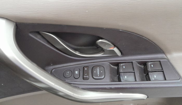 2013 Mahindra XUV500 W8, Diesel, Manual, 96,731 km, Driver Side Door Panels Control
