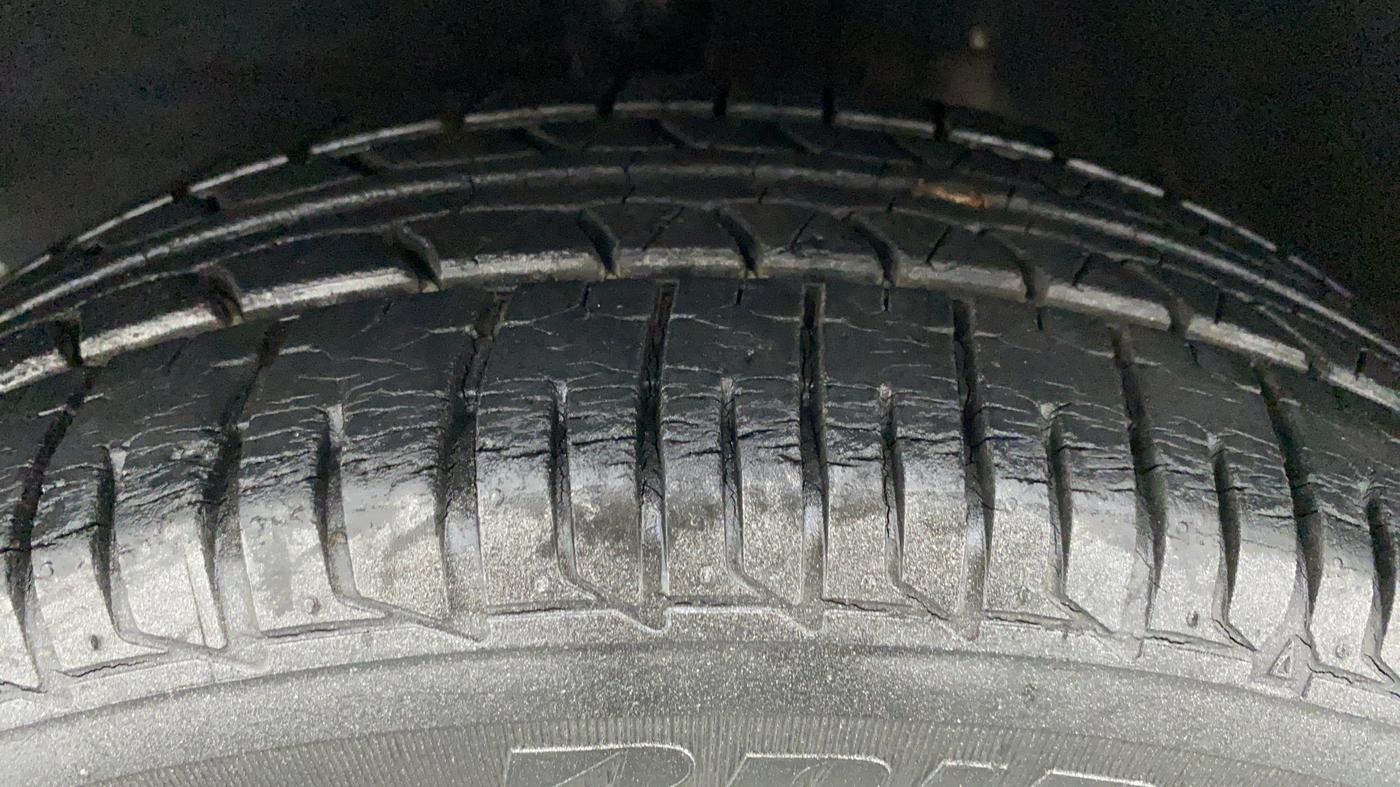 2011 Toyota Etios Liva G, Petrol, Manual, 12,046 km, Left Front Tyre Tread