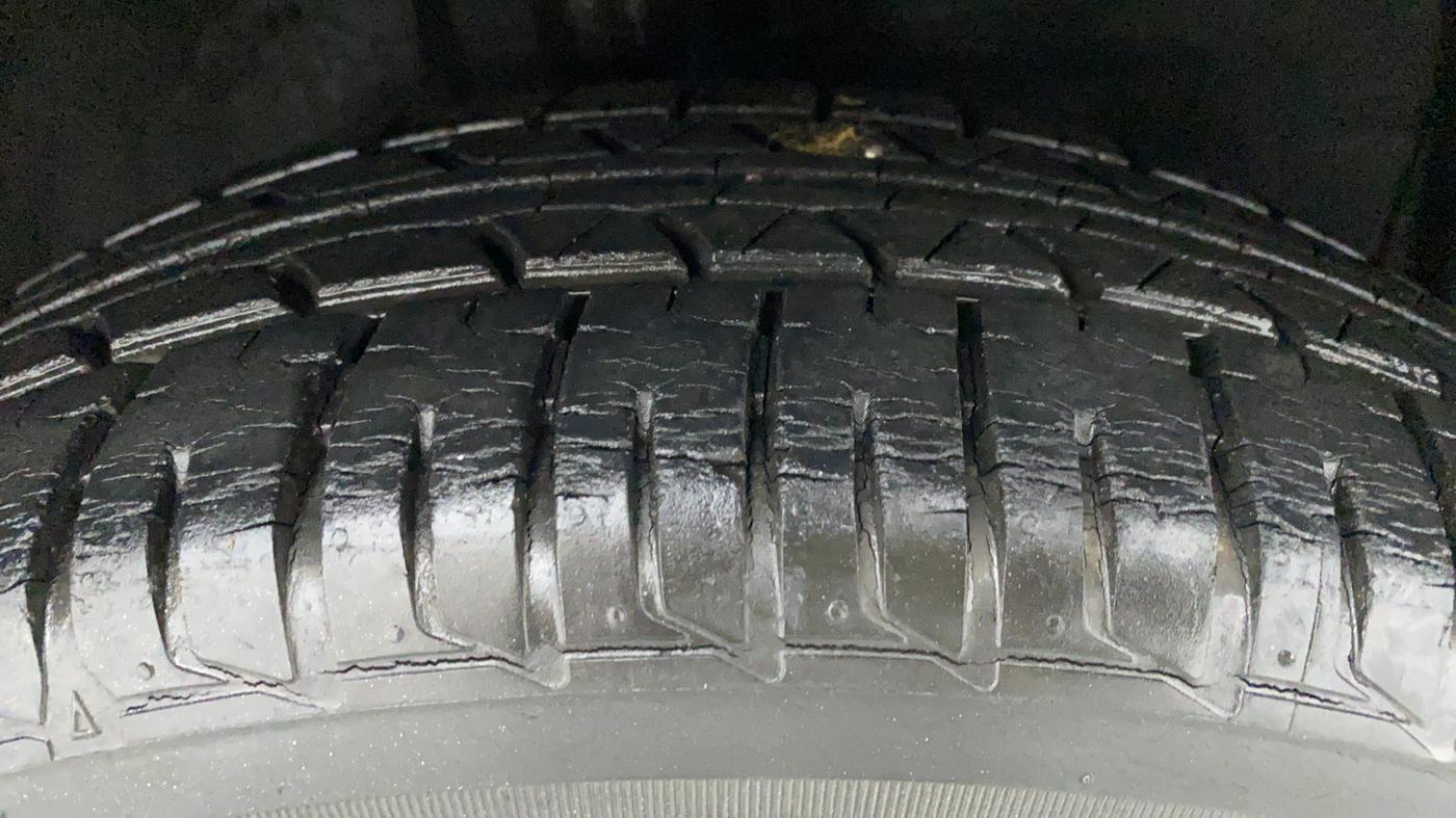2011 Toyota Etios Liva G, Petrol, Manual, 12,046 km, Right Front Tyre Tread