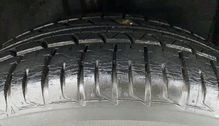 2011 Toyota Etios Liva G, Petrol, Manual, 12,046 km, Right Front Tyre Tread
