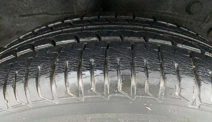 2011 Toyota Etios Liva G, Petrol, Manual, 12,046 km, Right Rear Tyre Tread