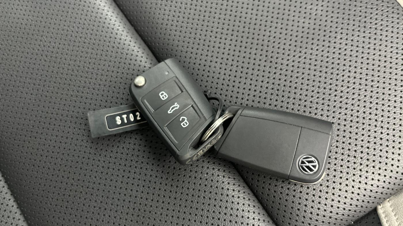 2025 Volkswagen TAIGUN TOPLINE 1.0 TSI MT, Petrol, Manual, 6,099 km, Key Close Up