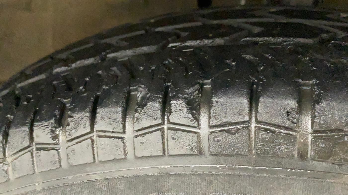 2017 Maruti Swift LXI (O), Petrol, Manual, 45,568 km, Right Front Tyre Tread