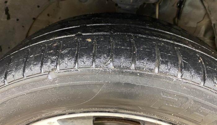 2019 Mahindra XUV300 W8 (O) 1.5 DIESEL, Diesel, Manual, 1,05,427 km, Right Front Tyre Tread