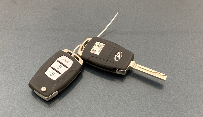 2019 Mahindra XUV300 W8 (O) 1.5 DIESEL, Diesel, Manual, 1,05,427 km, Key Close Up