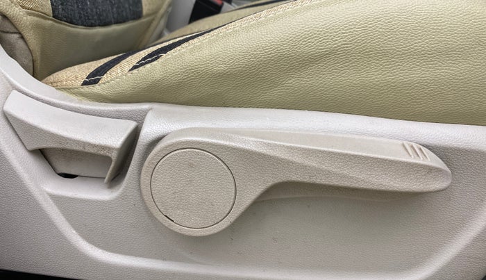 2019 Mahindra XUV300 W8 (O) 1.5 DIESEL, Diesel, Manual, 1,05,427 km, Driver Side Adjustment Panel