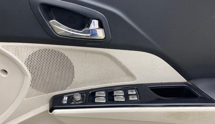 2019 Mahindra XUV300 W8 (O) 1.5 DIESEL, Diesel, Manual, 1,05,427 km, Driver Side Door Panels Control