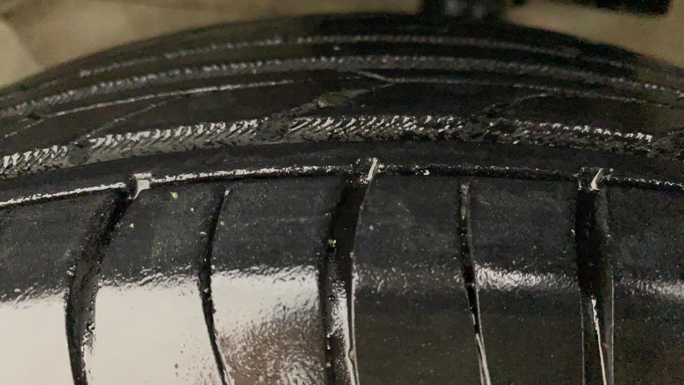 2011 Maruti Swift VXI, Petrol, Manual, 46,838 km, Left Front Tyre Tread
